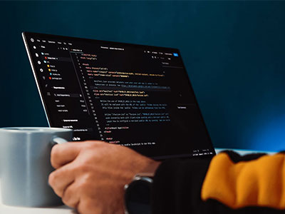 寸止大赛三分钟走读：先看推断走得太远吗，再把结论拆成两步（像做复句校对）